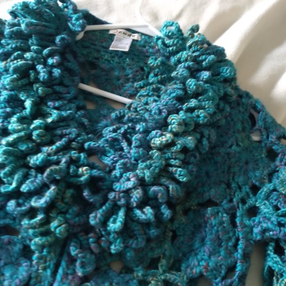 BEAUTIFUL BLUE GREEN SWEATER WITH TASSEL TIE AND HOOK CLOSURES - Picture 2 of 6